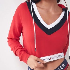 TOMMY HILFIGER CROPPED RED HOODIE SIZE M